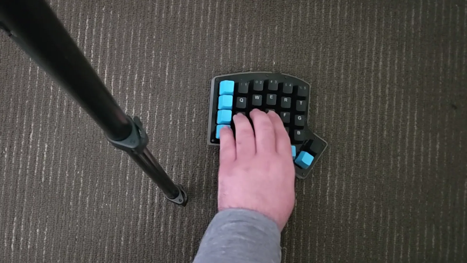 The tutorial position Close-up of a hand with the pinky finger resting on the leftmost lane key